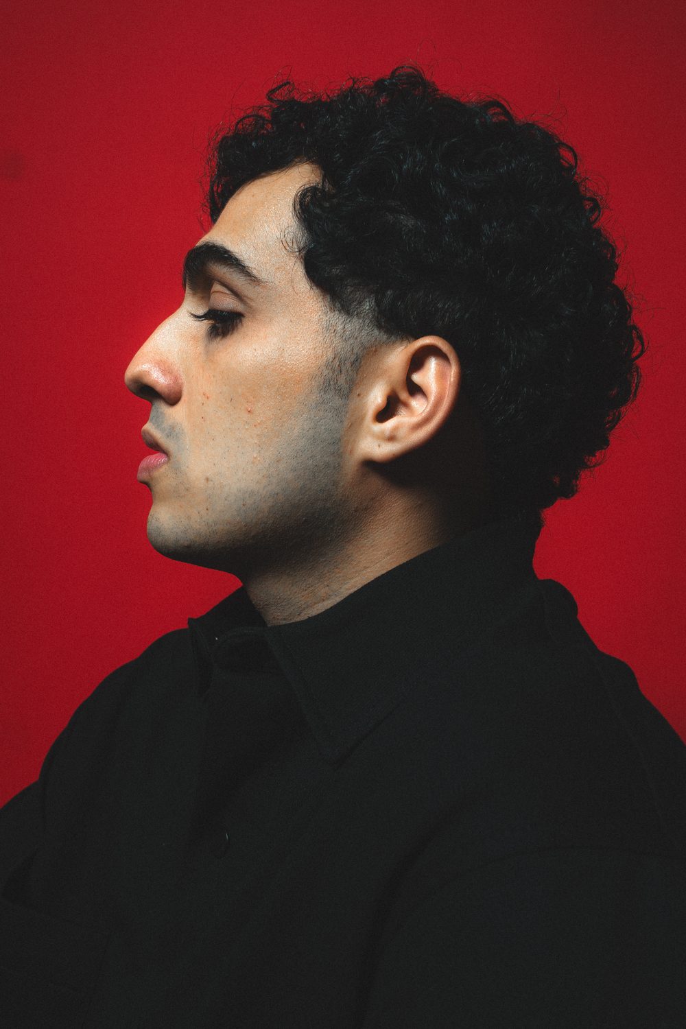 Retrato de perfil sobre fundo vermelho fotografado