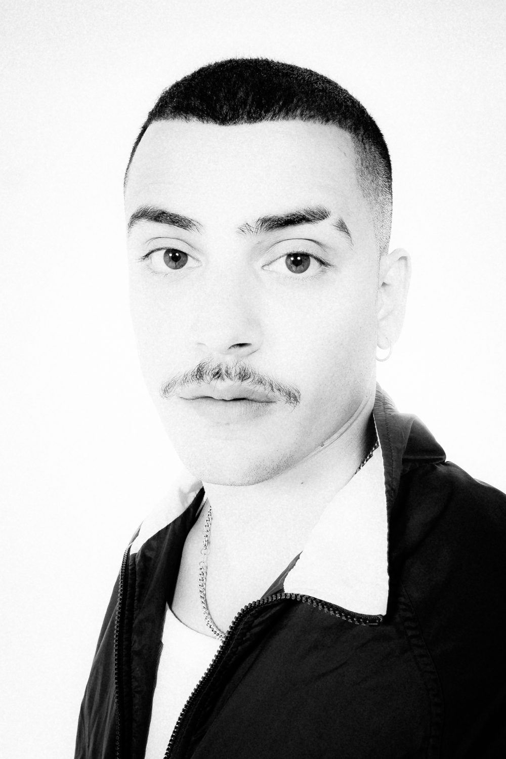 Retrato em preto e branco, plano médio, fundo claro