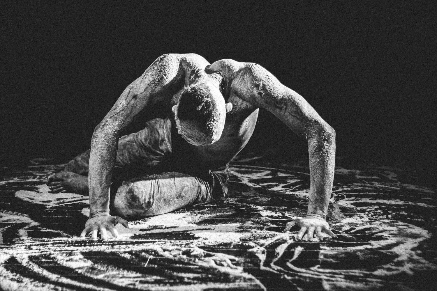 Corpo em performance, luz dura