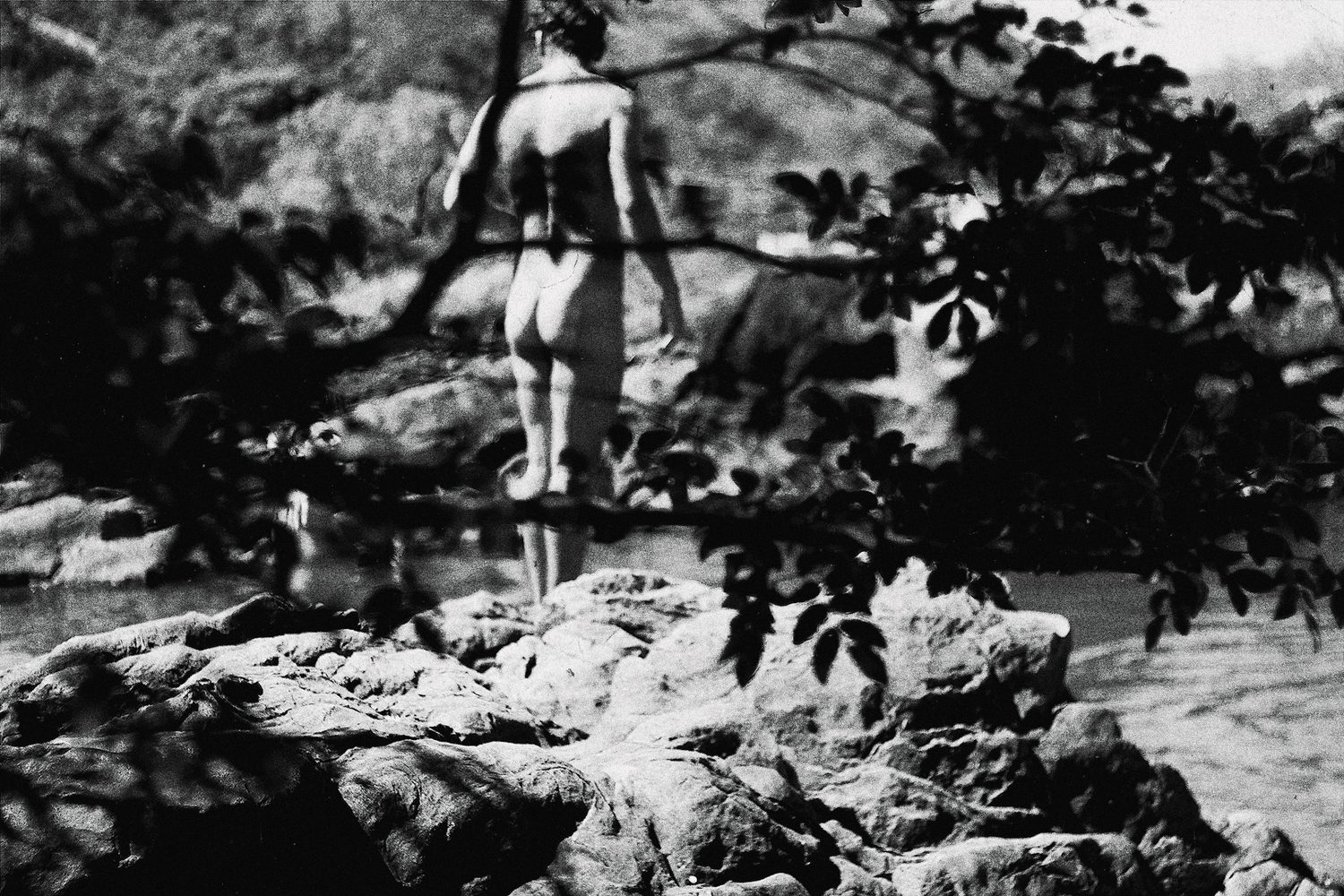 Figura pequena numa paisagem de pedra