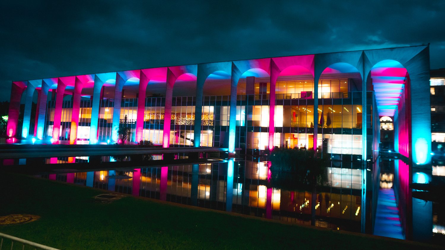 Arquitetura modernista iluminada à noite