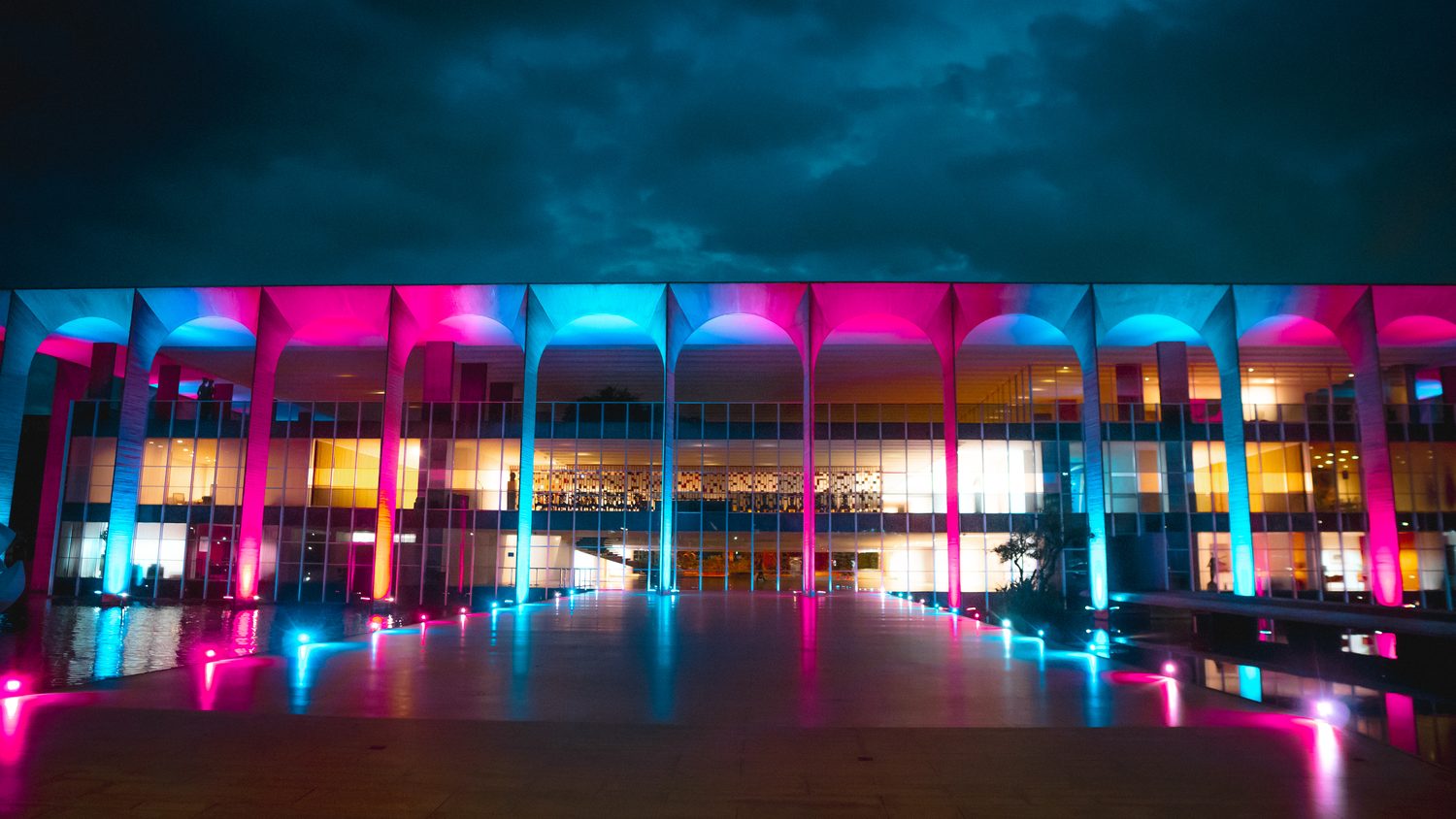 Arquitetura iluminada à noite, contraplano