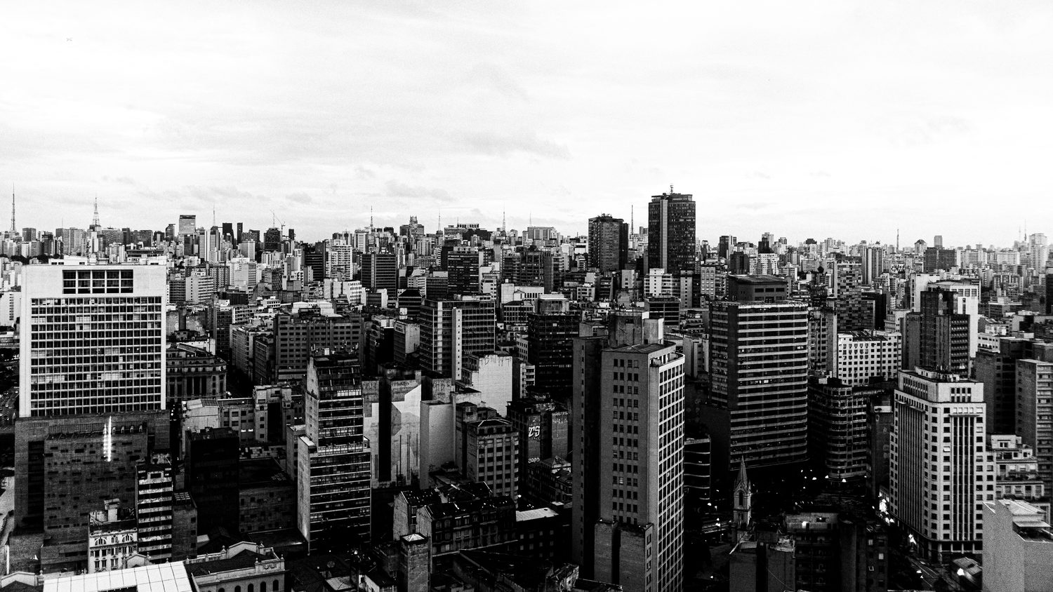 Vista de cidade em preto e branco, massa de edifícios
