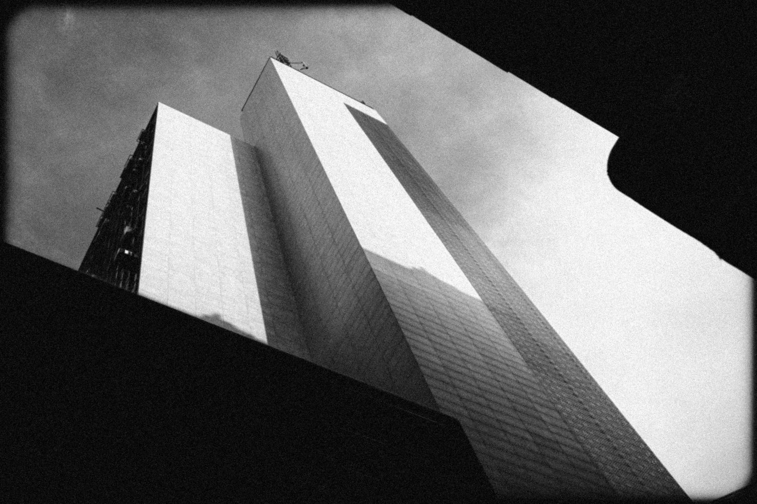 Geometria arquitetônica em preto e branco
